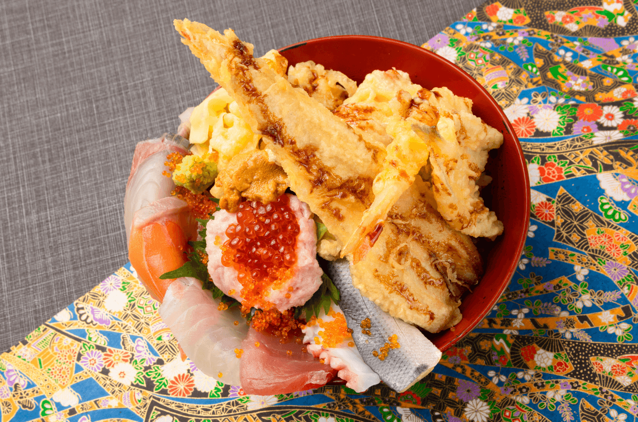 ②魚も天ぷらも主役級！ 満足度MAXのよくばり丼