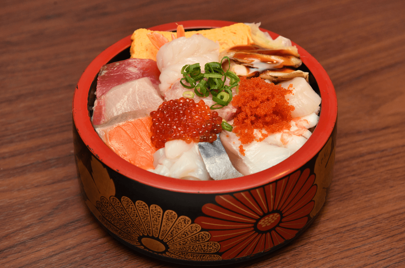 ⑥鮮度・ボリューム・コスパ◎ 14種のネタが丼にぎっしり