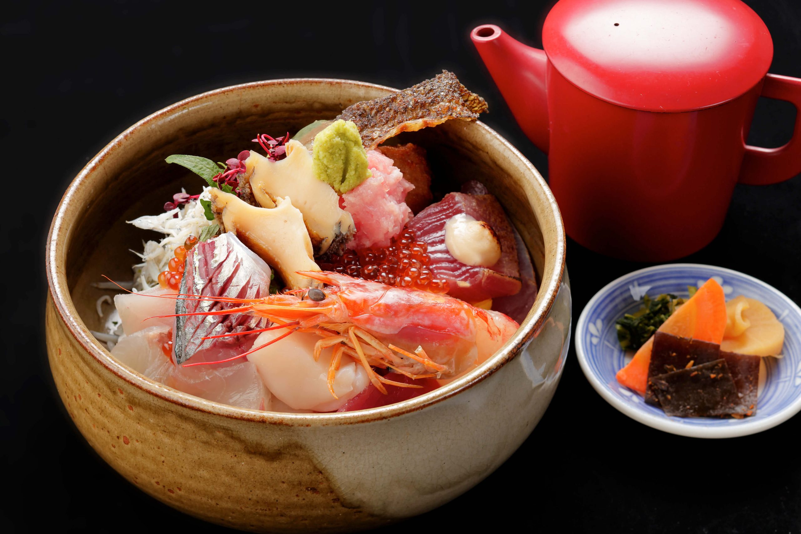 ③15種の海の幸が豪快にのった、 ぜいたくすぎる海鮮丼