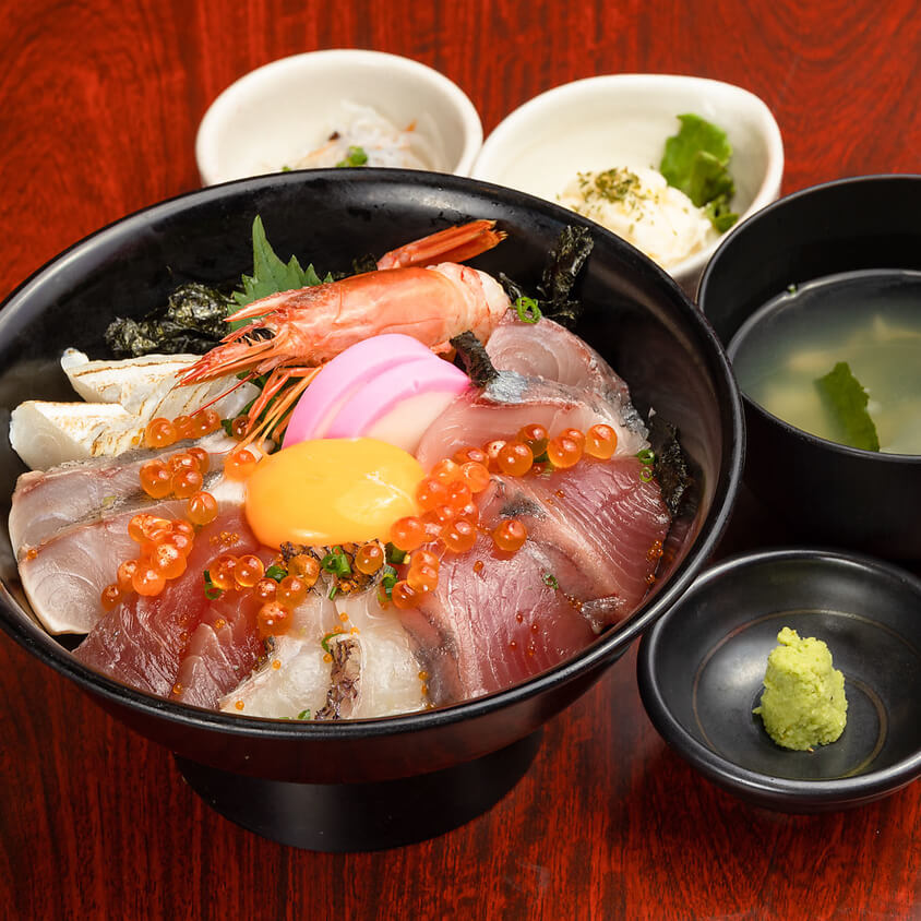 ①6種類の海鮮と有頭赤海老、いくらが入った豪華海鮮丼定食