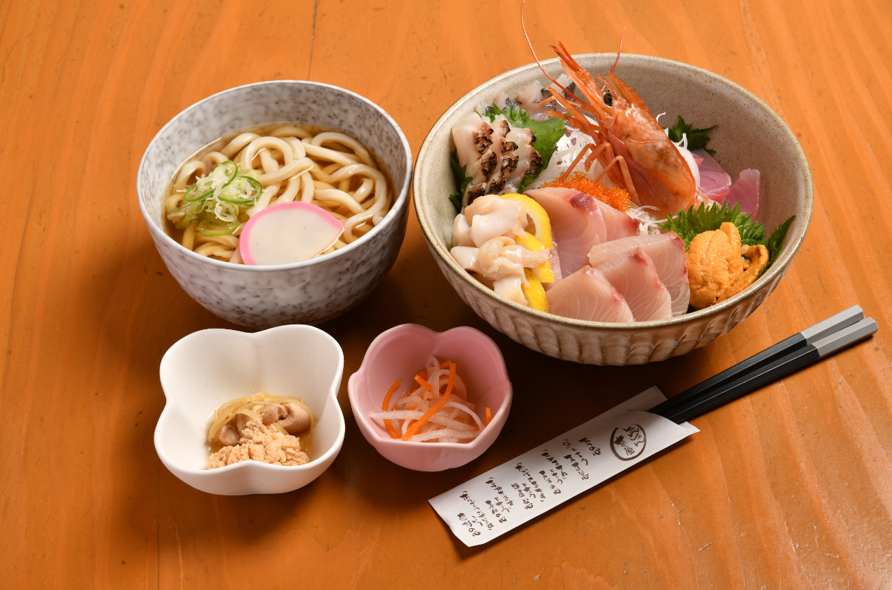 ⑩注文を受けてから切り出し！ 新鮮でボリューム満点の海鮮丼セット